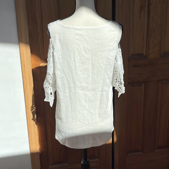 NWOT Beautiful Crochet Detailed Top - Picture 3 of 6